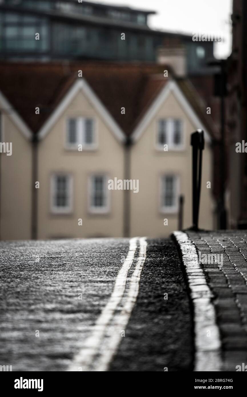 Doppelte gelbe Linien auf einer leeren Straße in England. Stockfoto