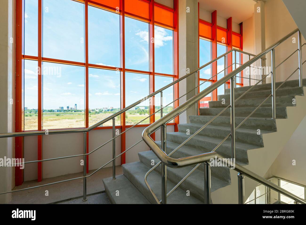 Treppe mit metallischen Geländern und schönen Fenster Stockfoto