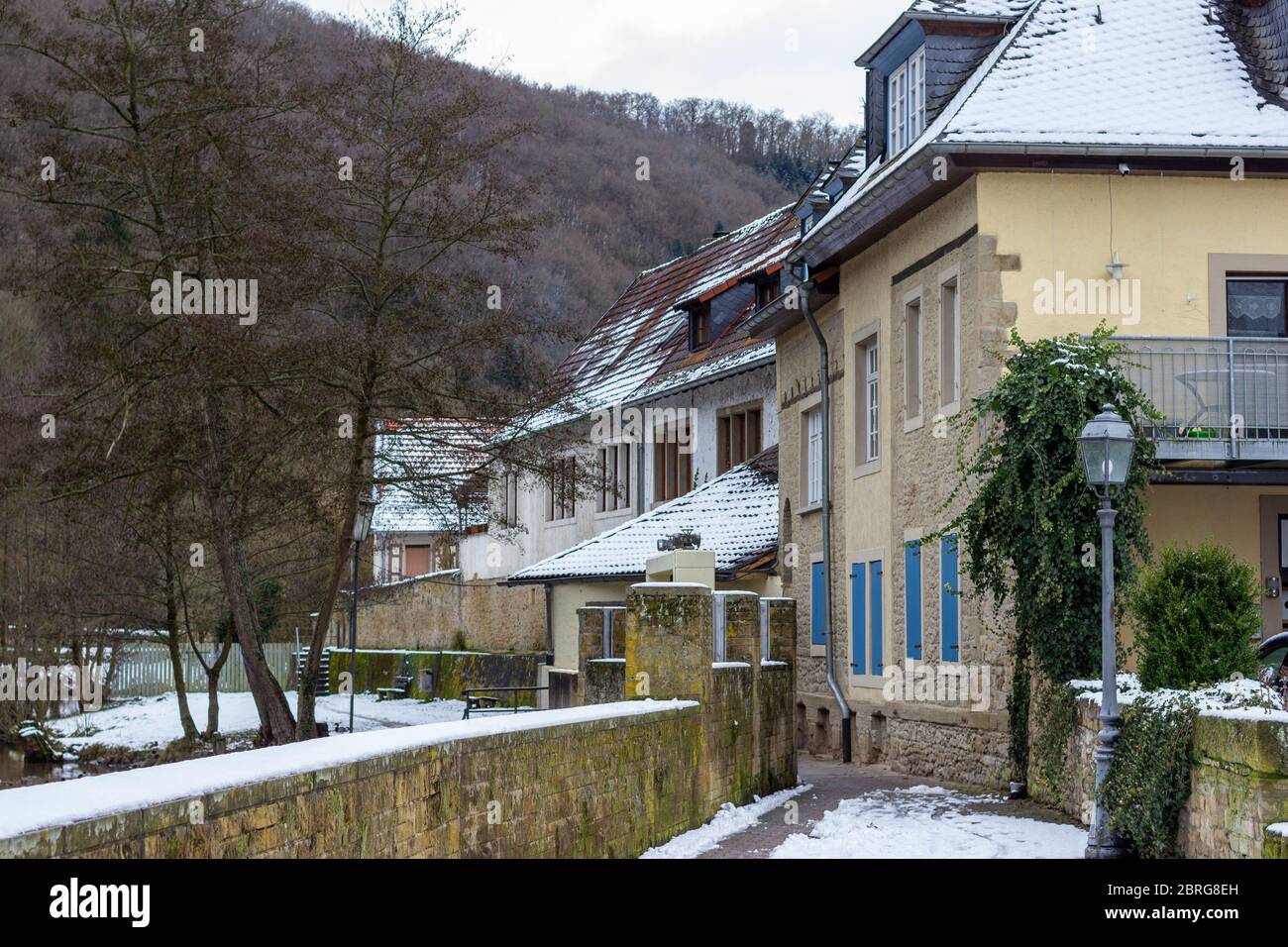 Häuser und Teile der Stadtmauer entlang der Ufer der Glan in Meisenheim, Deutschland Stockfoto