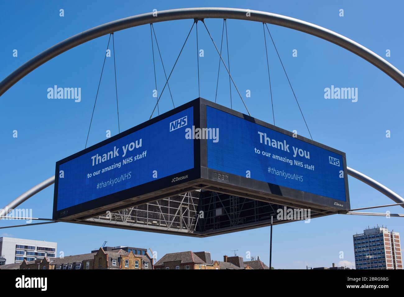 Werbedisplay am Old Street Roundabout, Shoreditich, East London UK, mit einem Stimmrecht des Dankes an den NHS während der Coronavirus-Krise Stockfoto