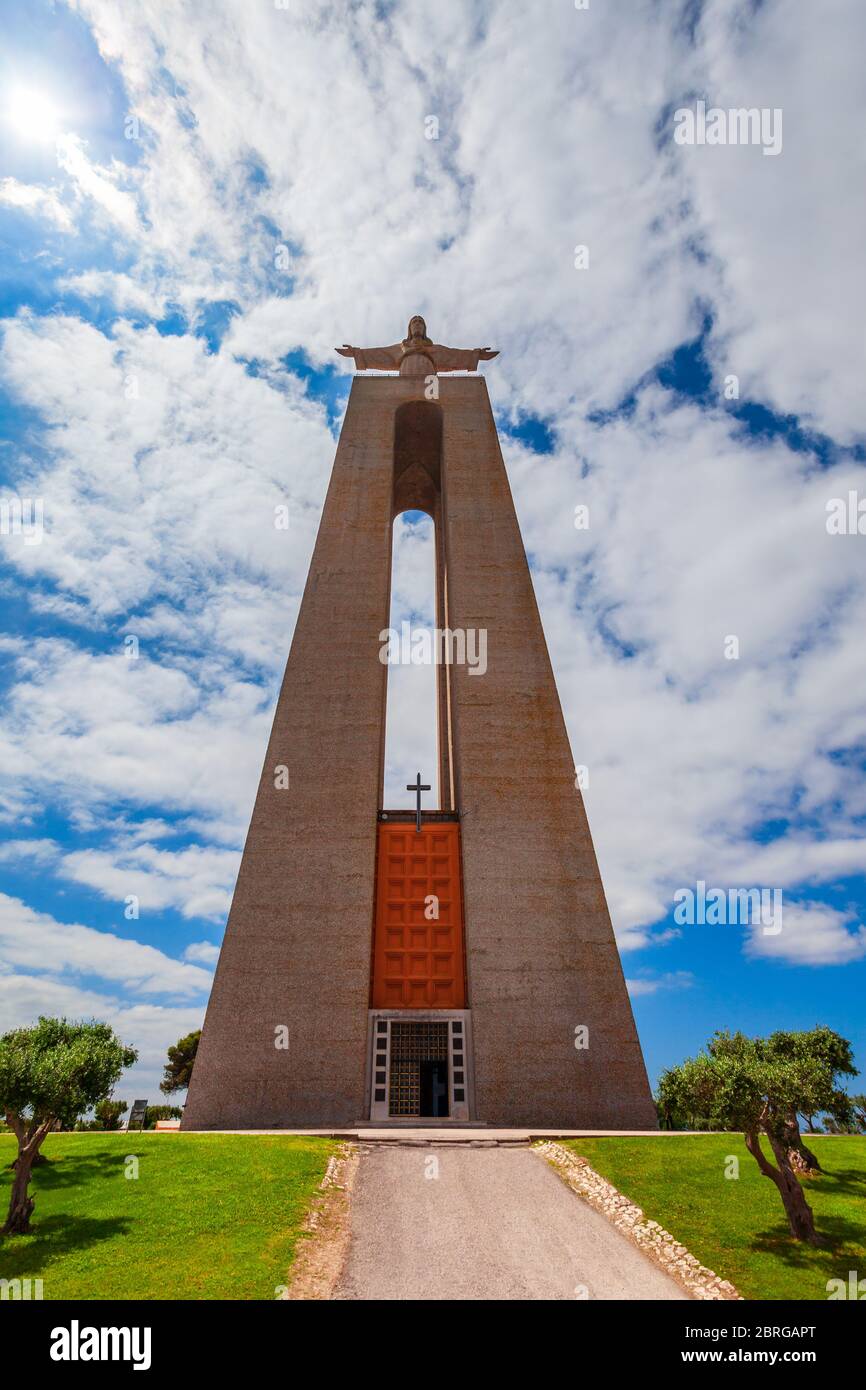 Heiligtum Christi der König oder Santuario de Cristo Rei ist ein katholisches Denkmal, das dem Heiligen Herzen Jesu Christi in Lissabon, Portugal, gewidmet ist Stockfoto