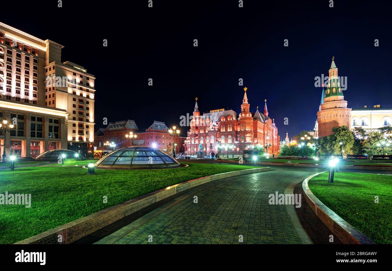 Manezhnaja Platz in der Nacht in Moskau, Russland Stockfoto