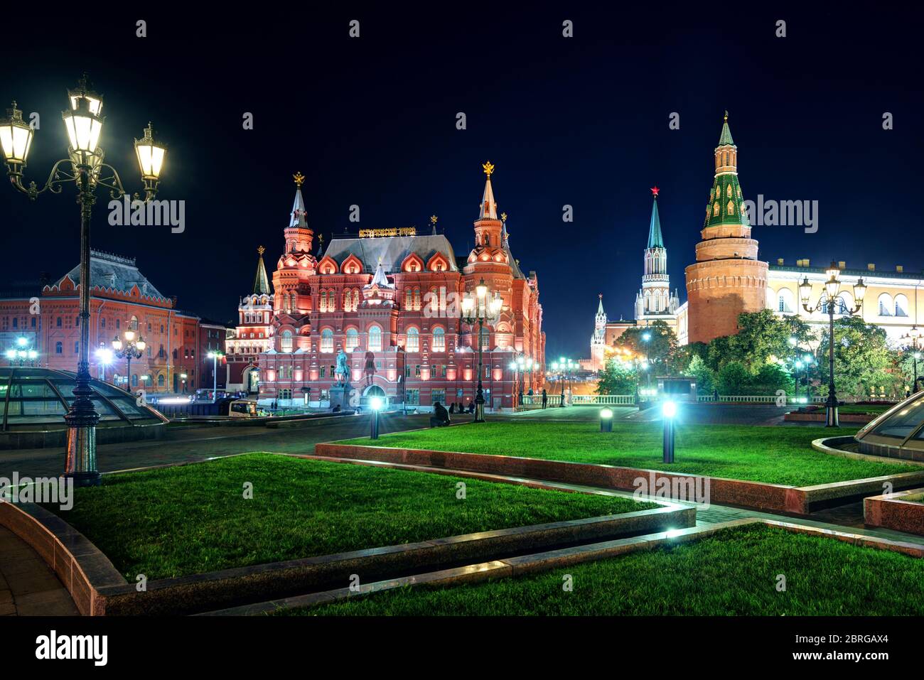 Manezhnaja-Platz und das Staatliche Historische Museum in der Nacht in Moskau, Russland Stockfoto