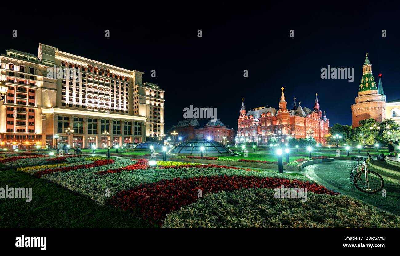 Manezhnaja Platz in der Nacht in Moskau, Russland Stockfoto