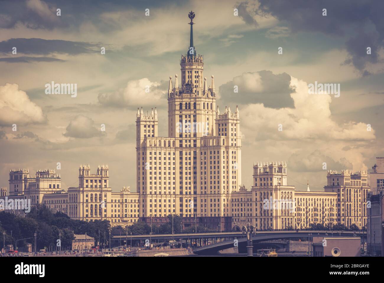 Kotelnicheskaya-Ufergebäude in Moskau, Russiaa. Es ist eines von sieben Wolkenkratzern, die in der Stalin-Ära in Moskau gebaut wurden. Alte sowjetische Architektur. Stockfoto