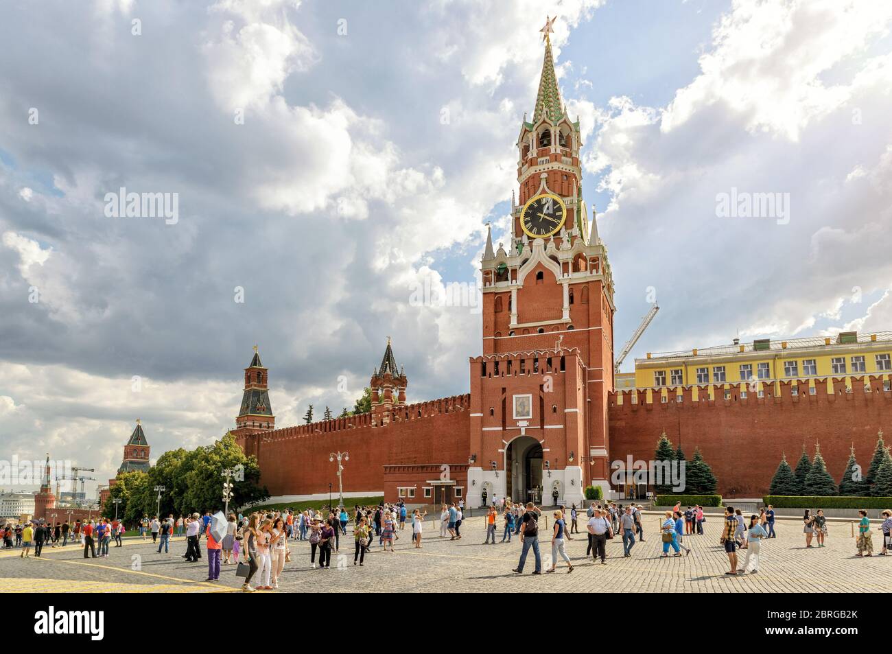 MOSKAU - 10. JULI 2015: Touristen besuchen den Roten Platz. Der berühmte Spasskaya Turm wurde erst kürzlich nach der Restaurierung eröffnet. Stockfoto