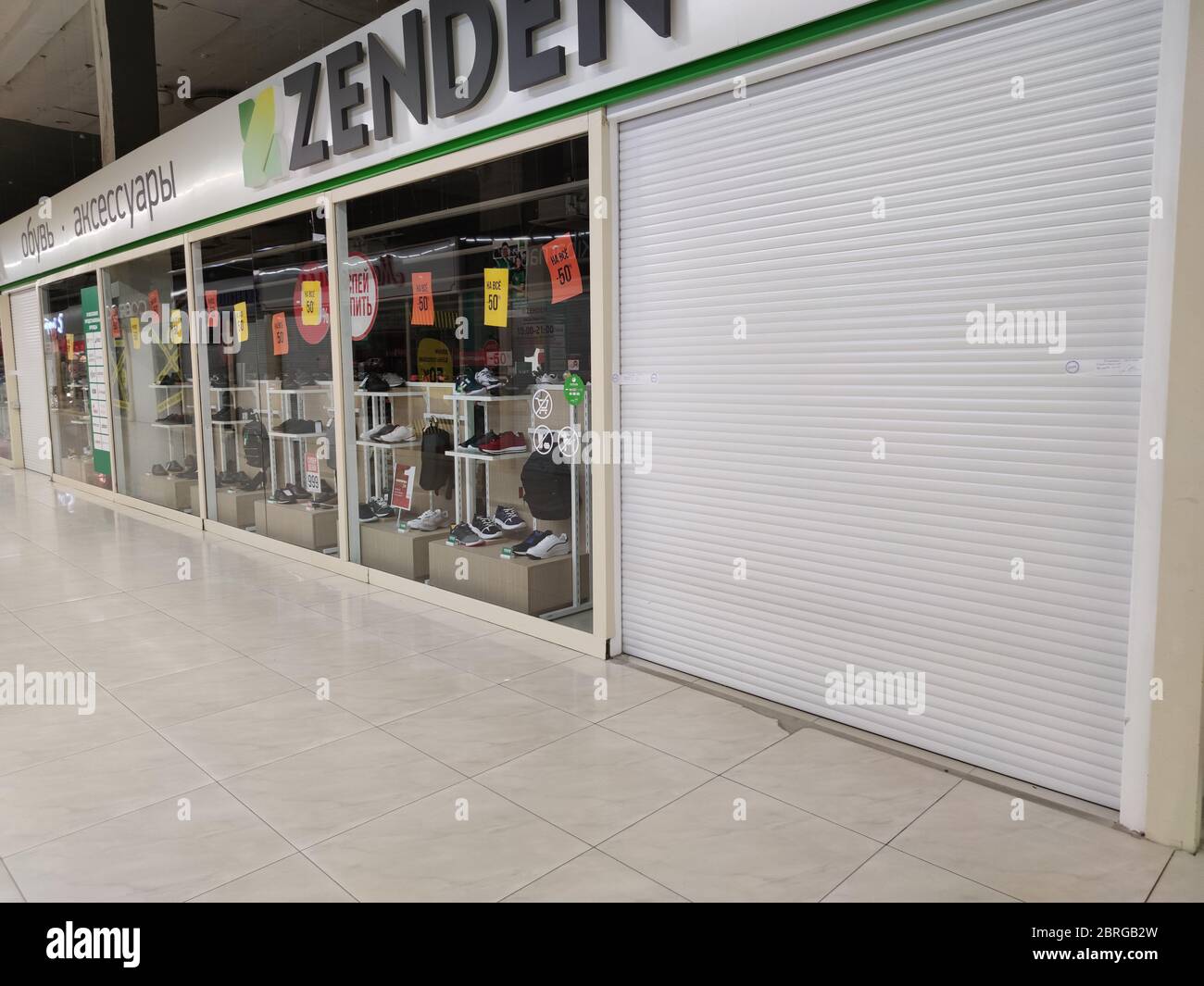 Viele geschlossene Boutiquen in der Shopping Mall während der globalen Quarantäne aufgrund der Coronavirus-Pandemie Stockfoto