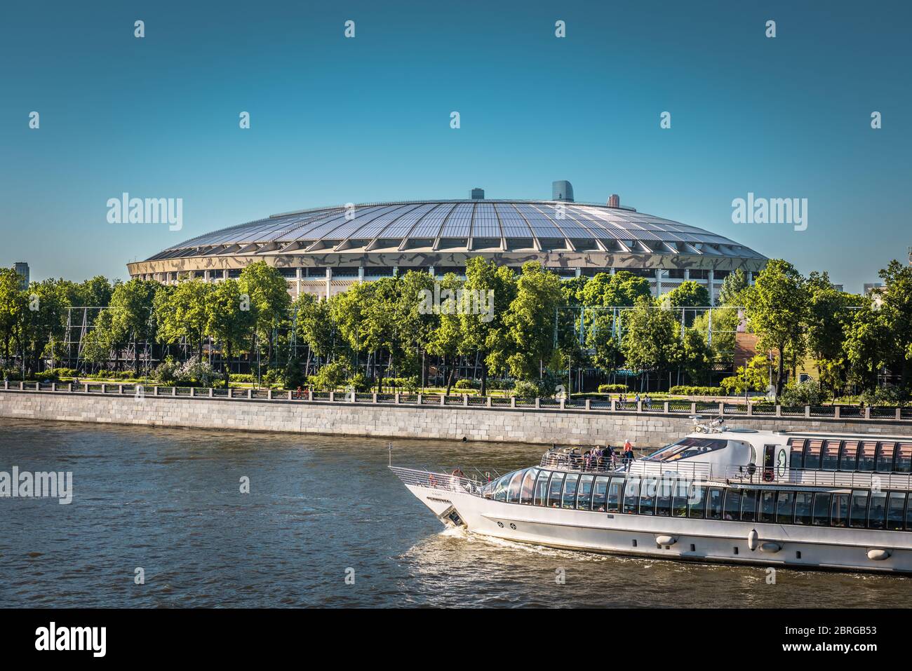 Moskau, Russland - 21. Mai 2018: Panorama-Sommeransicht des Moskwa-Flusses mit dem Luschniki-Stadion und dem Touristenboot in Moskau. Luzhniki-Stadion Stockfoto