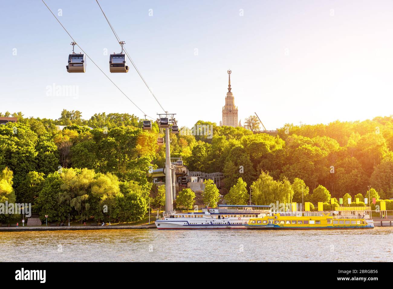 Schönes Panorama von Moskau im Sonnenlicht, Russland. Panoramasicht auf die Seilbahn zwischen Sparrow Hills und Luzhniki-Stadion in Moskau. Seilbahnkabinen Stockfoto