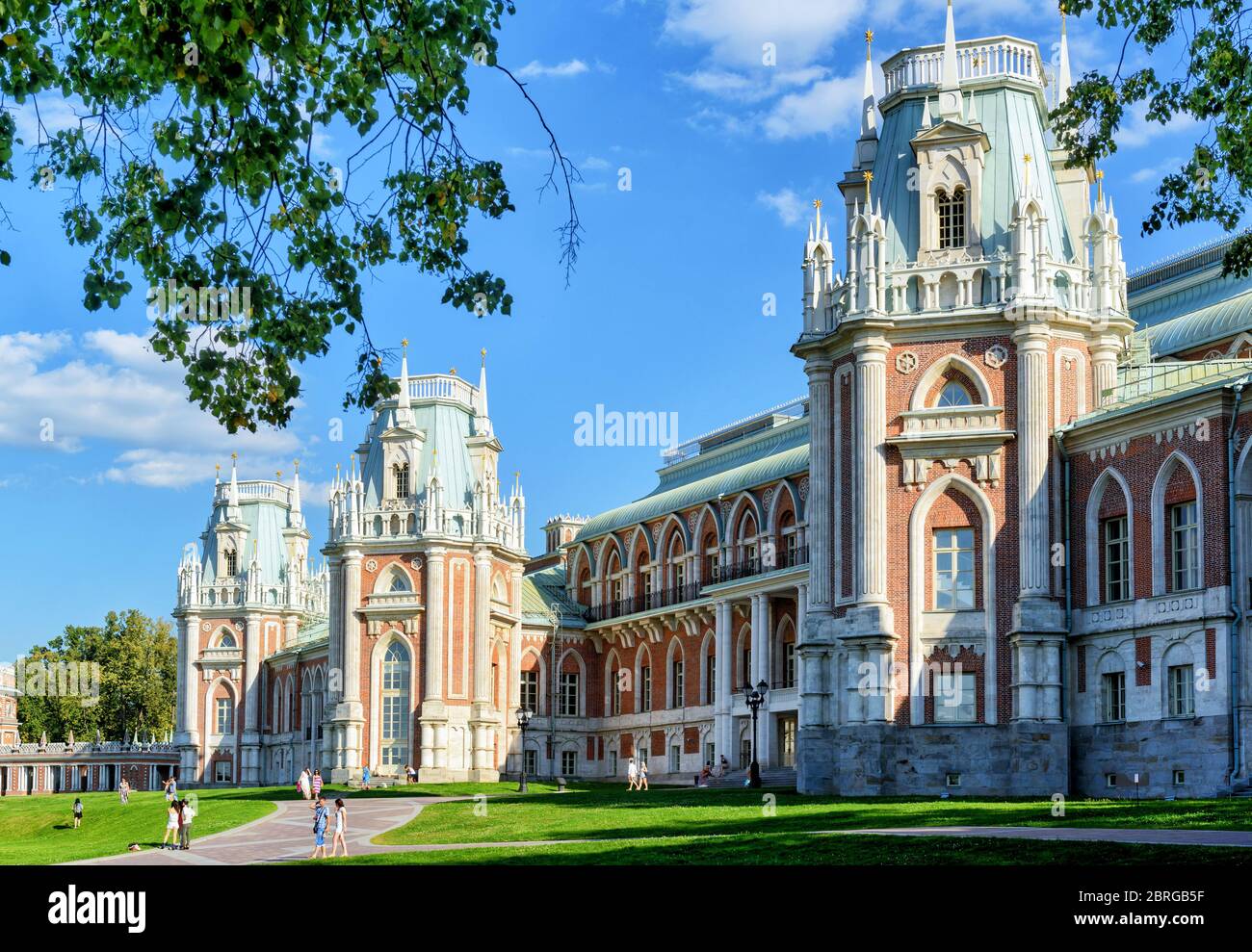 MOSKAU - 11. AUGUST 2015: Der große Palast der Königin Katharina der Großen in Zarizyno. Zarizyno - der größte in Europa, pseudo-gotische Bau t Stockfoto