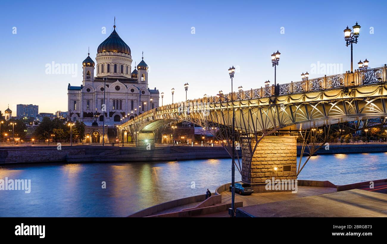 Kathedrale Christi des Erlösers und Patriarshy Brücke in der Dämmerung, Moskau, Russland. Dieses Hotel ist ein Wahrzeichen von Moskau. Schönes Panorama von Moskau mit Moskwa Stockfoto