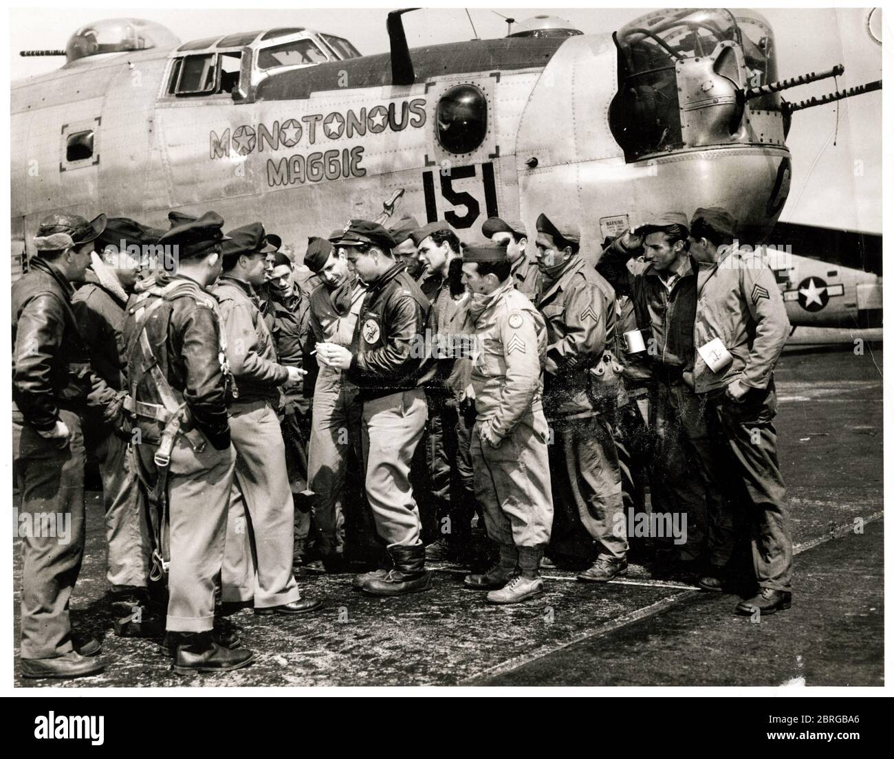 Zweiter Weltkrieg - US-Luftwaffe Besatzung bereiten sich auf die Rückkehr in die USA nach Ende des Krieges in Europa und mögliche Umverteilung in Japan. Bomber namens Monotone Maggie Stockfoto