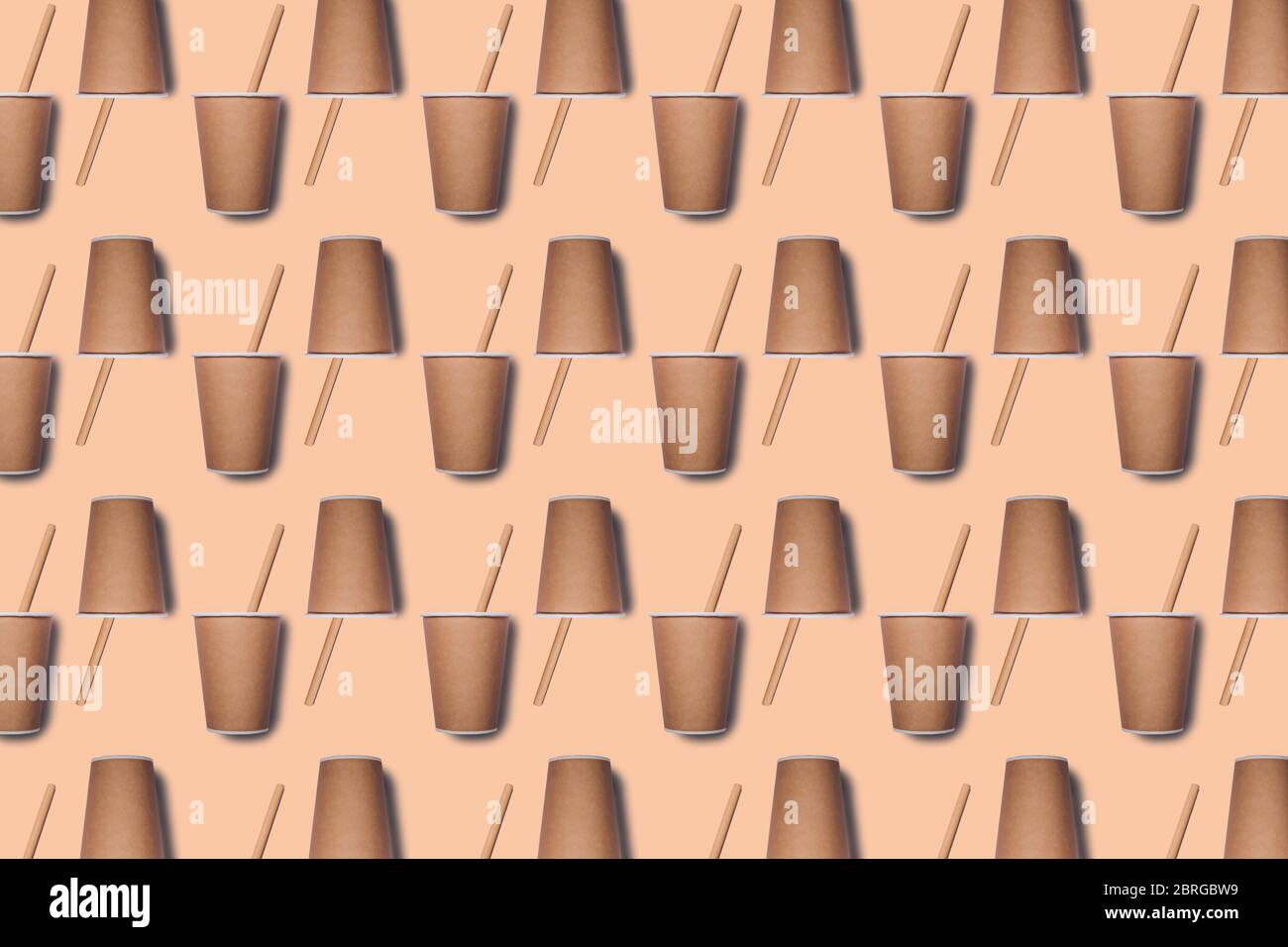 Zum Mitnehmen Kaffeebecher mit Bambus Trinkhalm auf Naturpapier Hintergrund. Zero Waste, nachhaltiges Lifestyle-Konzept. Flaches Lay-Muster Stockfoto
