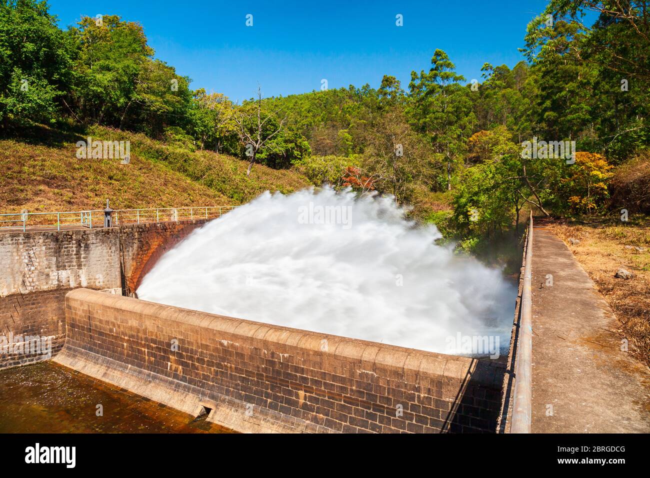 Damm mit offenem Tor in der Nähe der Munnar Stadt in Kerala Staat Indien Stockfoto