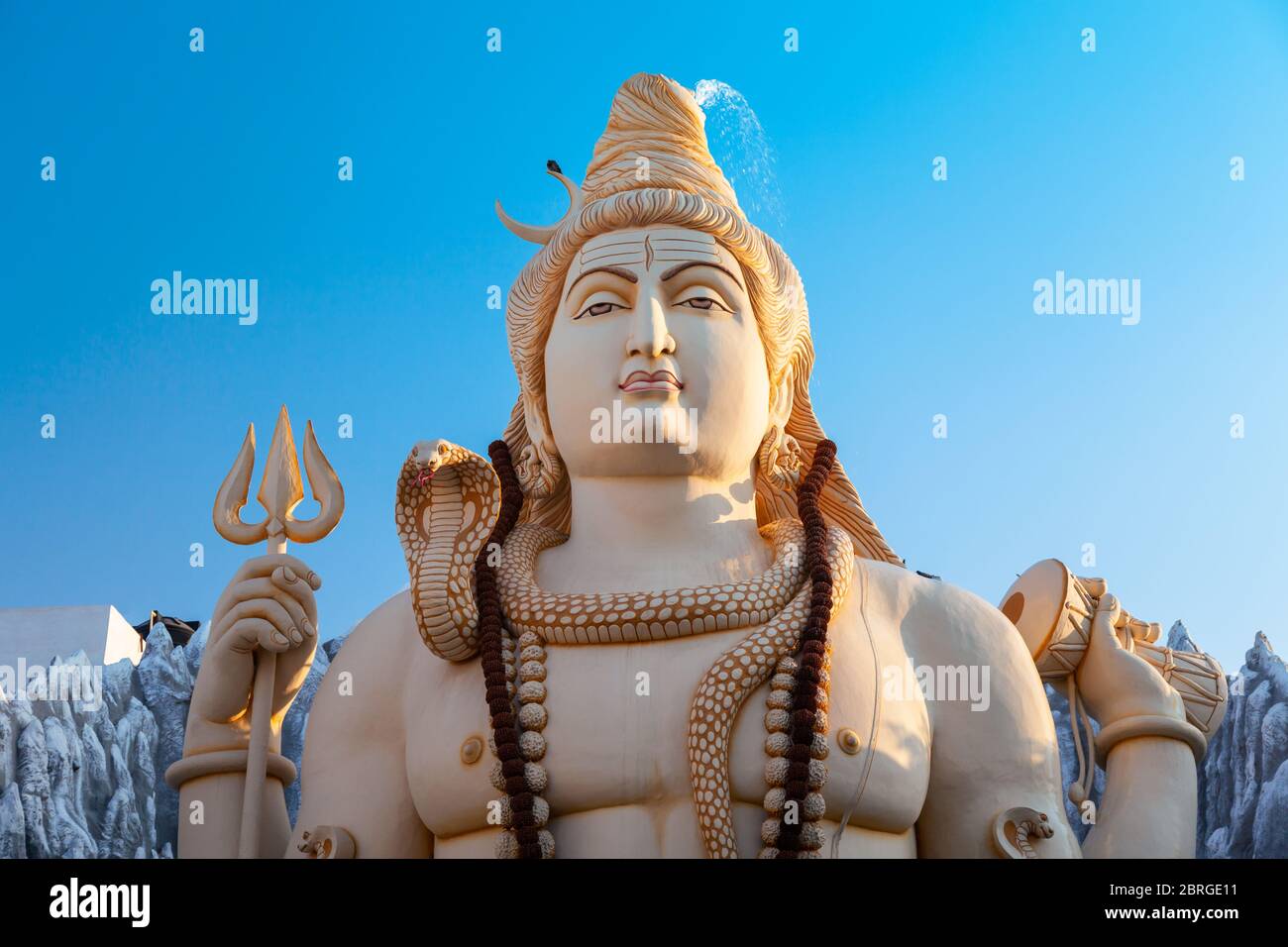 Lord Shiva Statue am Shivoham Shiva Tempel, in Bangalore City in Karnataka, Indien Stockfoto