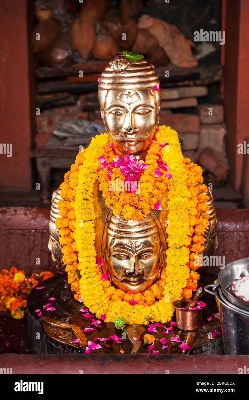 Murti in Shiva Tempel ist in am Ganges Fluss in Varanasi Stadt, Uttar Pradesh Zustand, Nordindien Stockfoto