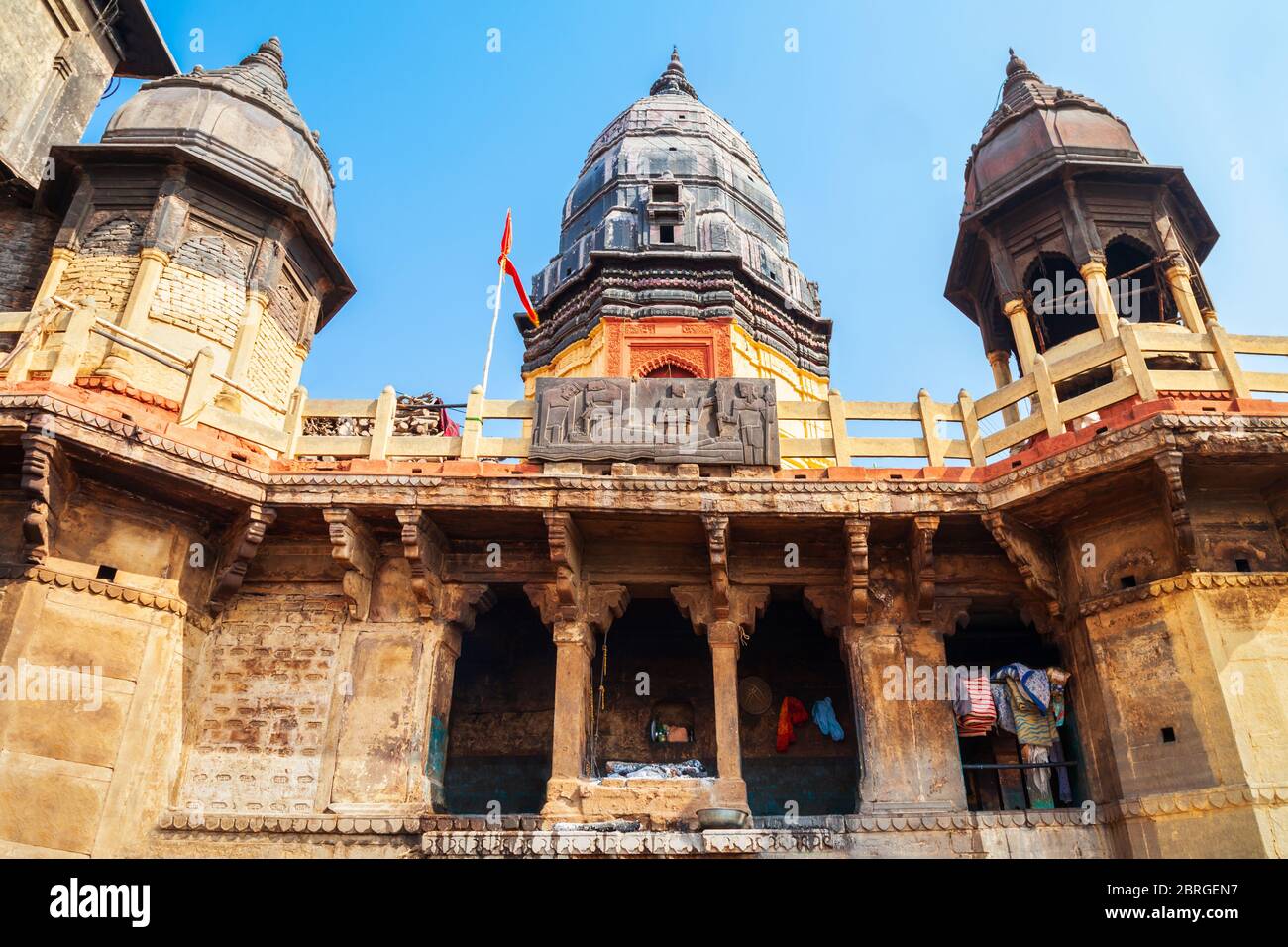 Ewige Flamme am Shiva Tempel in Manikarnika Ghat am Ganges Fluss, in Varanasi Stadt, Nordindien gelegen Stockfoto