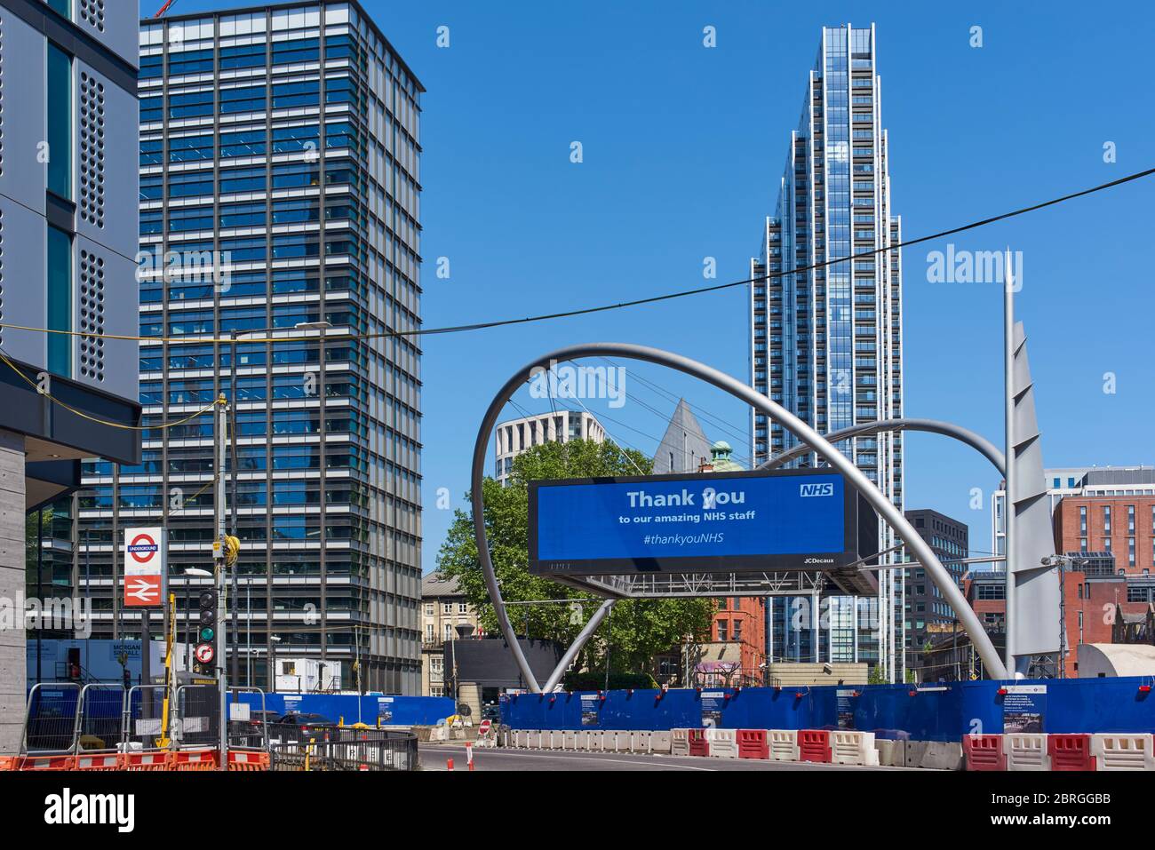 Old Street Roundabout in Shoreditch, East London, mit umliegenden Gebäuden und einem Werbedislpay, der dem NHS während der Coronavirus-Krise dankt Stockfoto