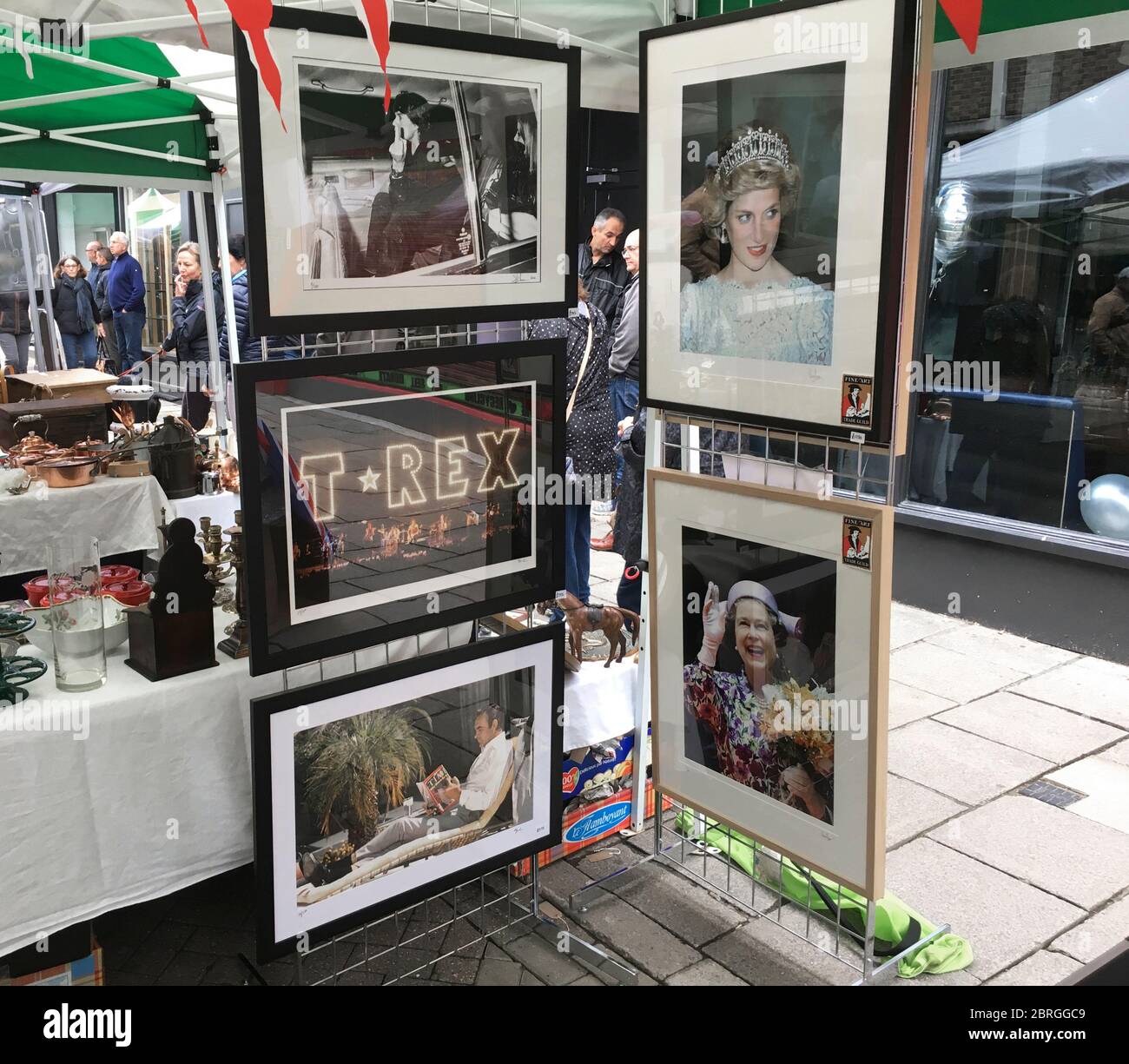 Ein Stand der Bildende Kunst Fotografie Verkauf von gerahmten Archivfotos von Royalty und Berühmtheit einschließlich Prinzessin Diana, David Bowie, HM Königin Elizabeth I Stockfoto