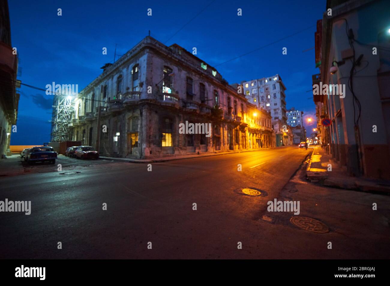 Blick auf die Altstadt von Havanna bei Nacht Stockfoto