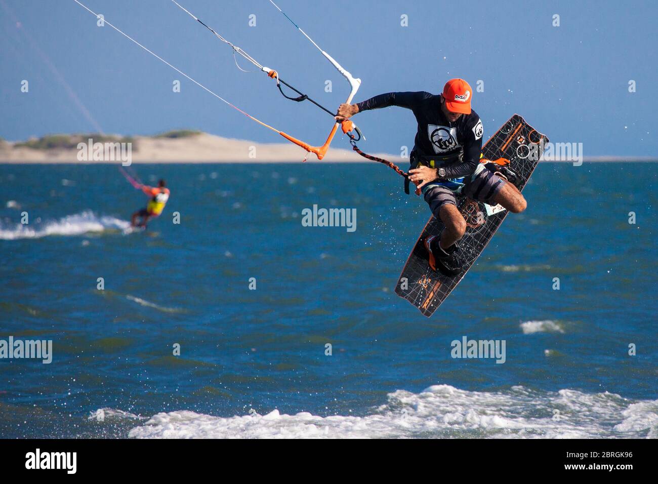 Ein Kiteboarder fliegt über dem Wasser vor der Insel Maviri in Topolobampo, Sinaloa, Mexiko. Stockfoto