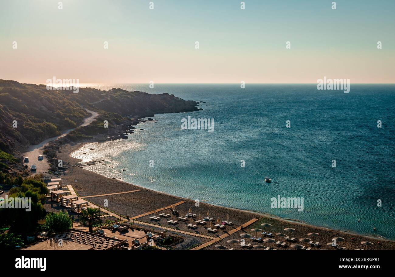 Blick auf den Ammoudes Strand auf Rhodos, Griechenland, am Abend. Stockfoto