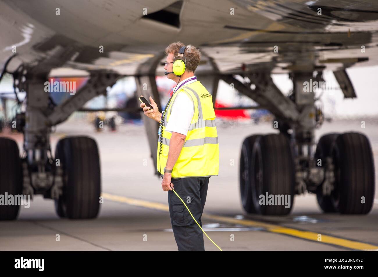 Glasgow, Schottland, Großbritannien. 21 Mai 2020. Im Bild: Die Bodencrew, die das ‘Pushback'-Manöver zum letzten Mal für den Boeing 747-400 Jumbo Jet von Virgin Atlantic (registriert, G-VXLG) mit dem Spitznamen Ruby Tuesday machte, sah vom Glasgow International Airport aus zum Manchester International Airport. Der Jet wird schließlich in Spanien landen, um zerlegt und abgebaut zu werden. Virgin Atlantic hat kürzlich rund 1,350 Mitarbeiter aufgrund der Beschränkungen der Sperrung des Coronavirus (COVID19), die wiederum verheerende Auswirkungen auf die Fluggesellschaft und die globale Luftfahrtindustrie hatte, losgelassen. Stockfoto