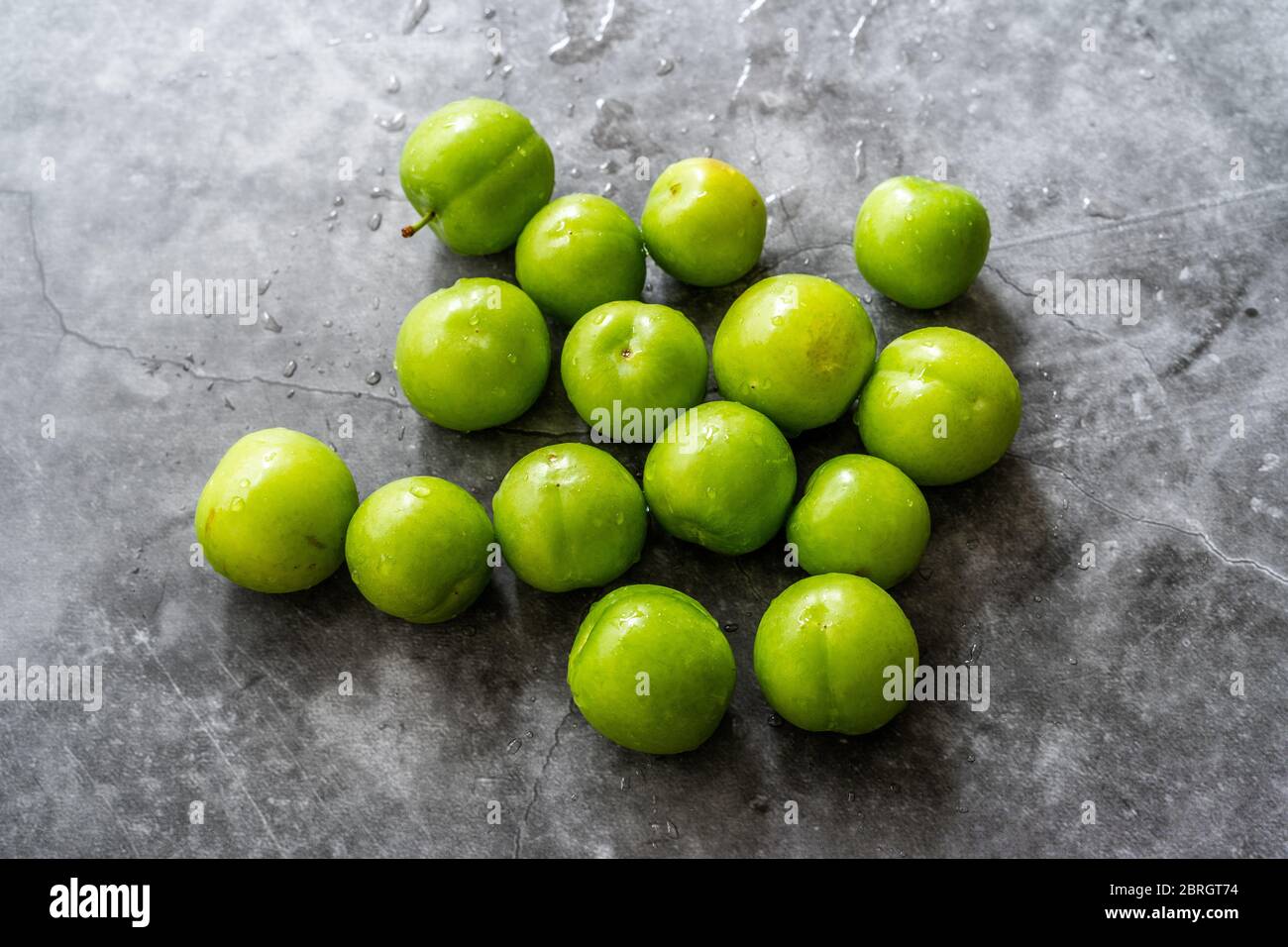 Roh Bio Sour Grüne Pflaumen bereit zu essen. Gesunde Ernährung. Stockfoto