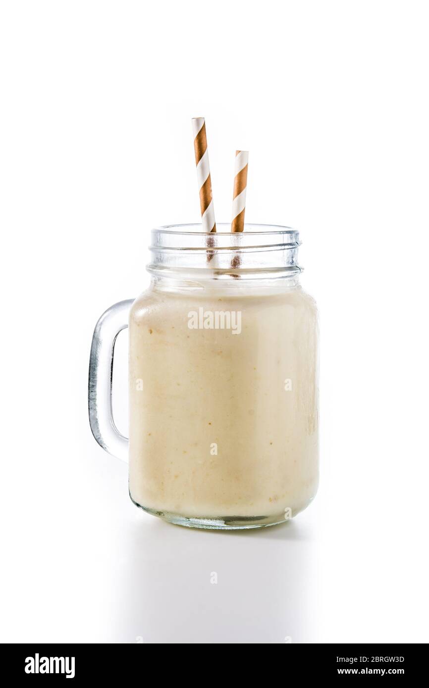 Banana Smoothie mit Mandel in Glas isoliert auf weißem Hintergrund Stockfoto