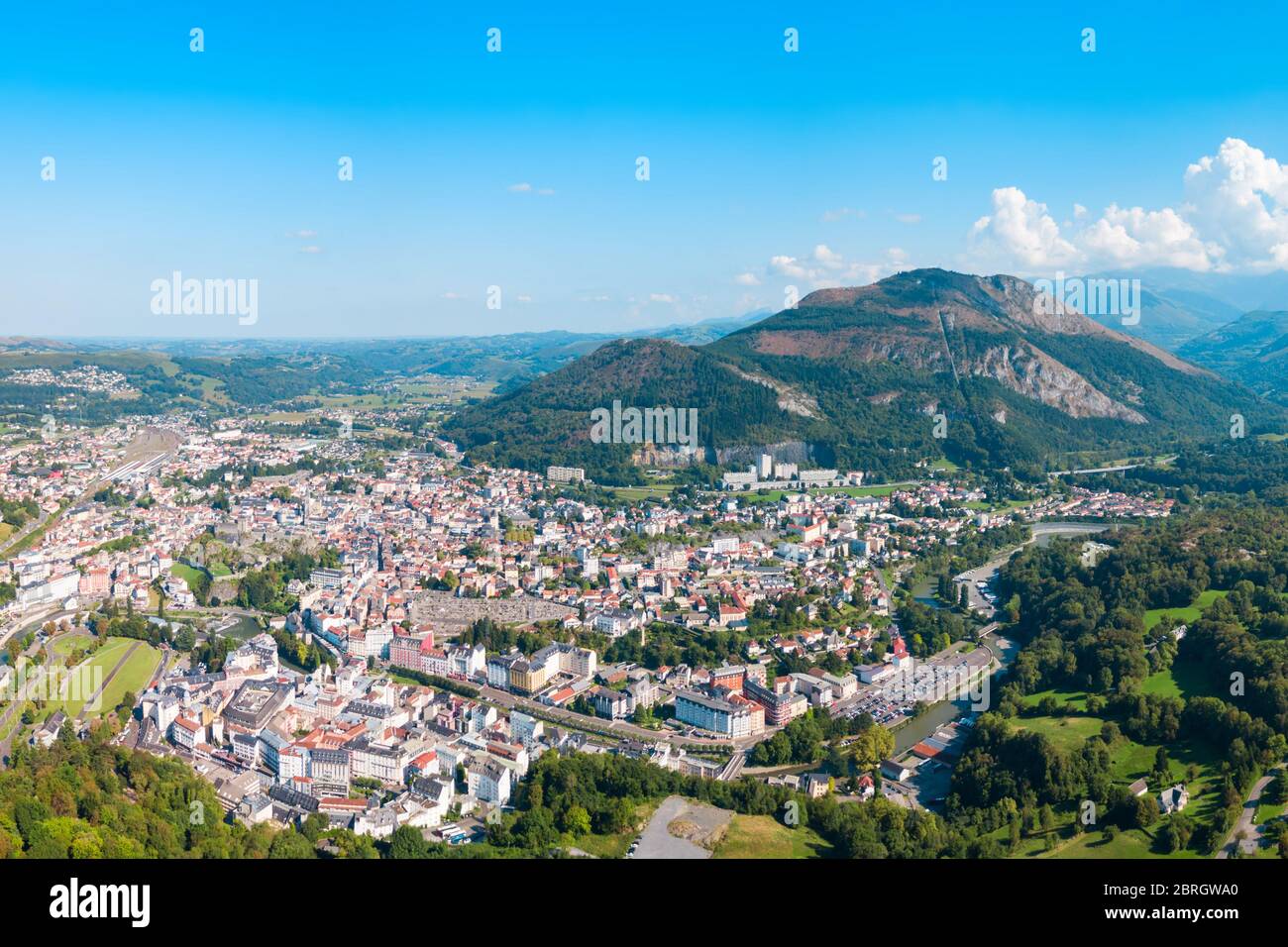 Lourdes Antenne Panoramablick. Lourdes ist eine kleine Stadt in den Ausläufern der Pyrenäen liegt. Stockfoto