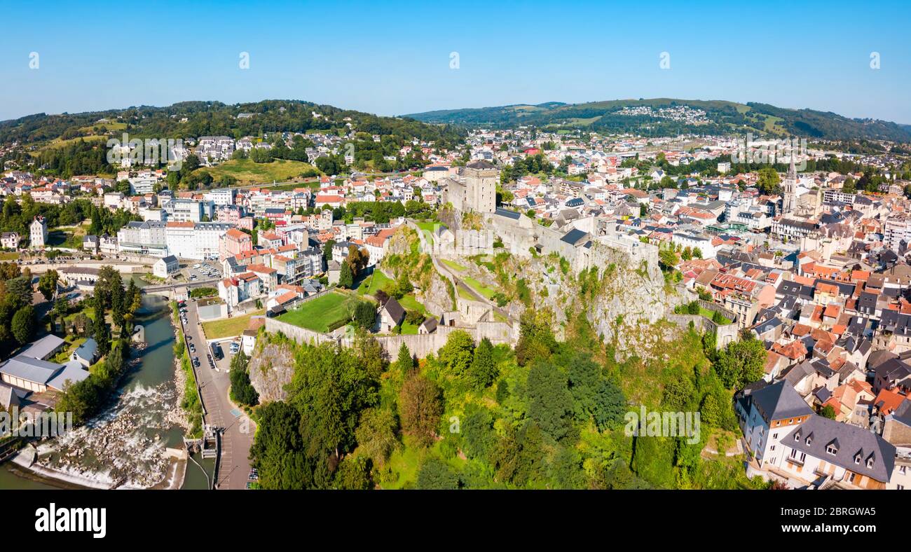 Lourdes Antenne Panoramablick. Lourdes ist eine kleine Stadt in den Ausläufern der Pyrenäen liegt. Stockfoto