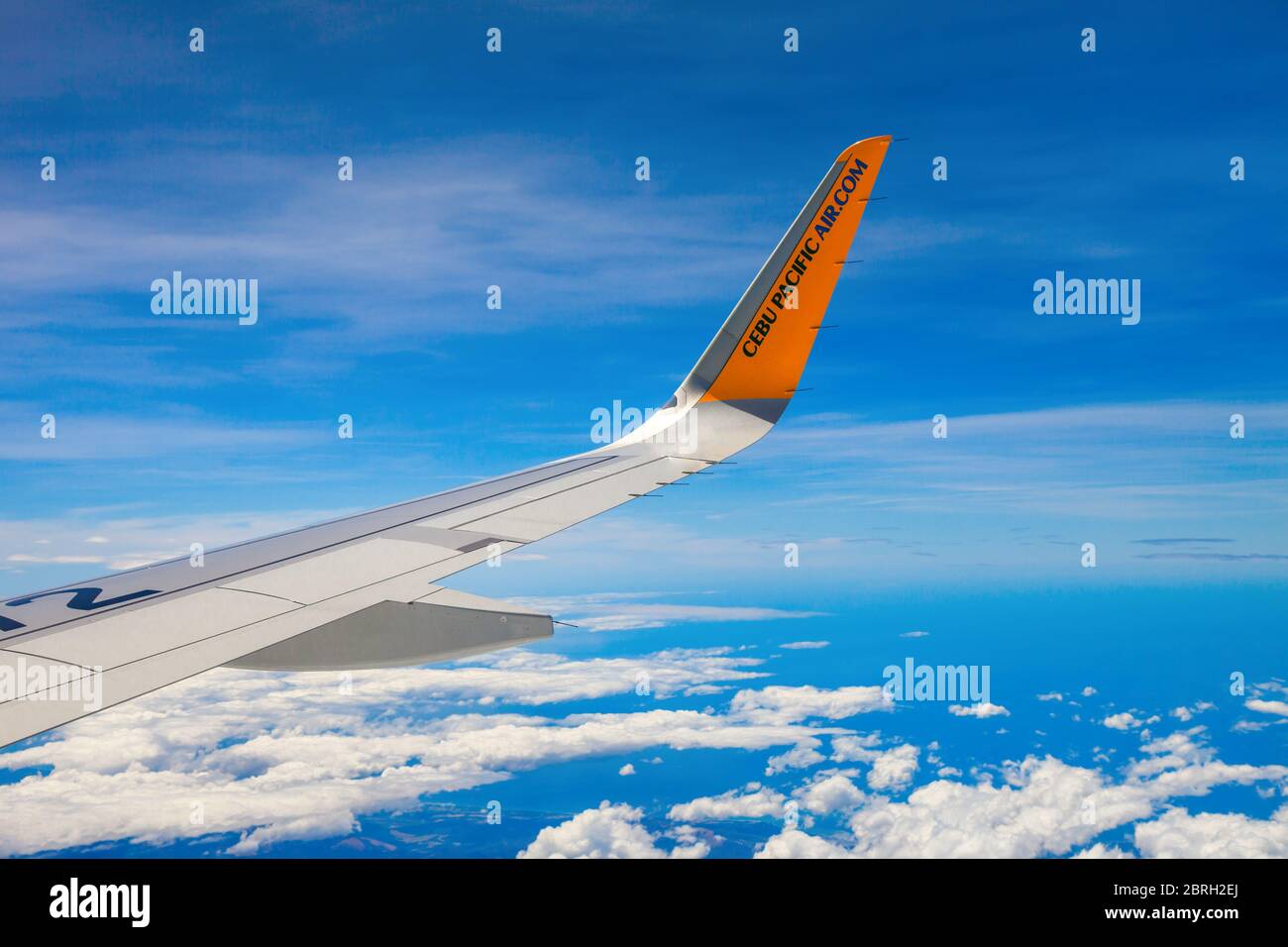 MANILA, PHILIPPINEN - 23. FEBRUAR 2013: Cebu Pacific Flugzeugflügel über den Manila-Vororten auf den Philippinen Stockfoto