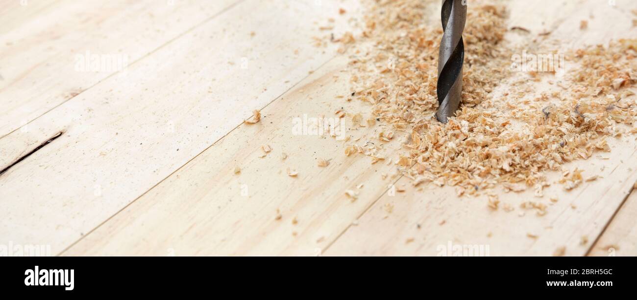 Detail der Bohrer Bohren natürlichen Holzlatten. Platz für Text. Arbeits- und DIY-Konzept. Stockfoto