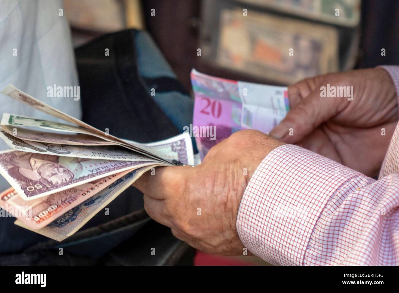 Medellin - Kolumbien - 09. Januar 2020: Man wechselt Geld bei einer Wechselstube in Medellin, Kolumbien. Stockfoto