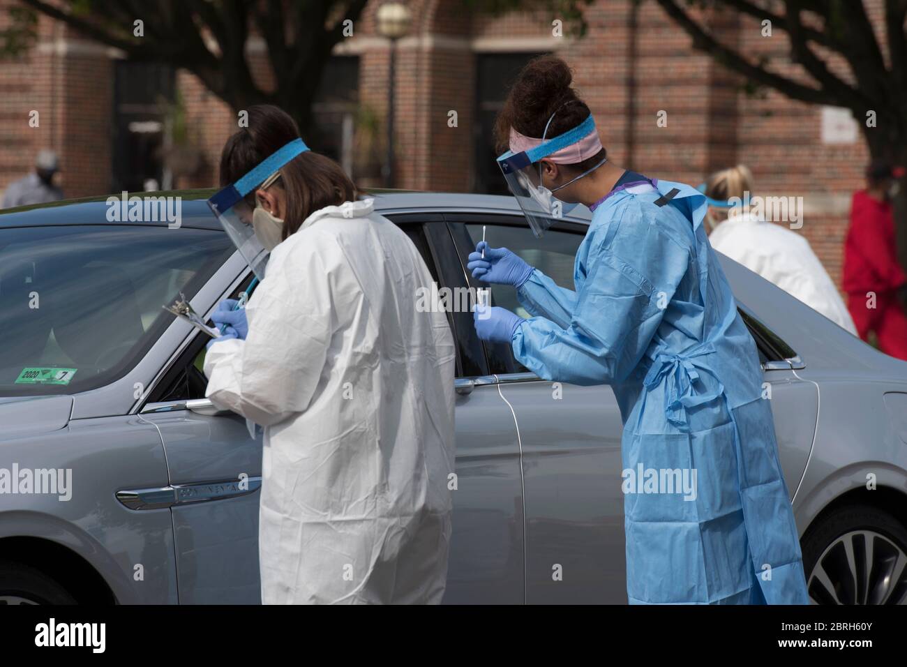 Soldaten der West Virginia National Guard sammeln während des Coronavirus-Tests für Minderheiten und gefährdete Bevölkerungsgruppen am 15. Mai 2020 in Martinsburg, West Virginia, eine Probe von einem Patienten. Stockfoto