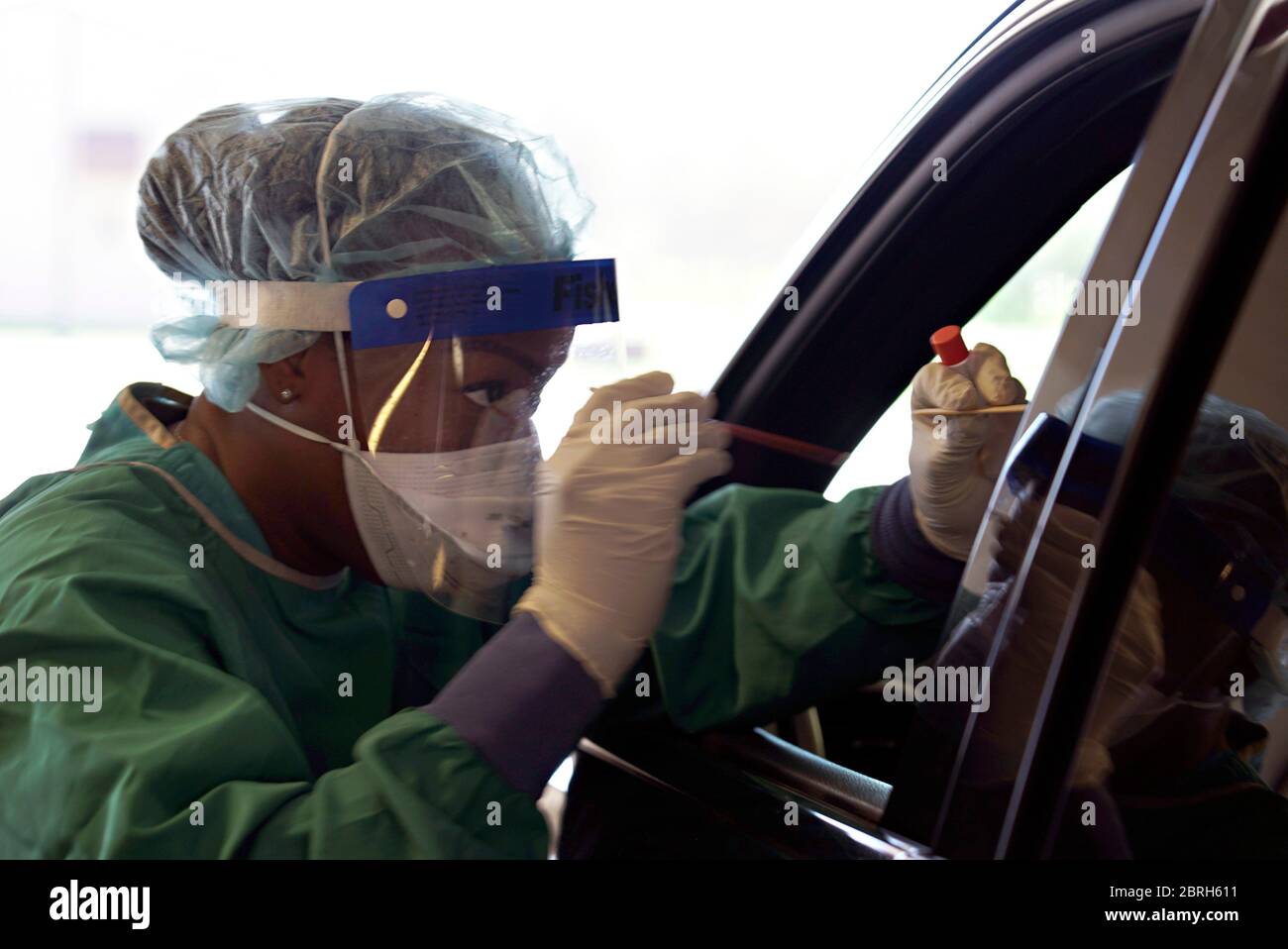 Ein US-Luftwaffenarzt sammelt während der Coronavirus-Tests auf dem Luftwaffenstützpunkt Grand Forks am 19. Mai 2020 in Grand Forks, North Dakota, eine Probe von einem Patienten. Stockfoto