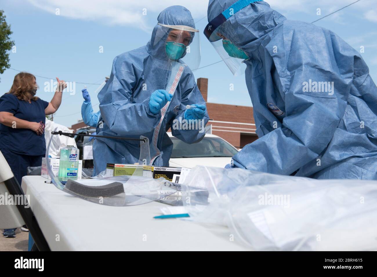 Soldaten der West Virginia National Guard verarbeiten während des Coronavirus-Tests für Minderheiten und gefährdete Bevölkerungsgruppen am 15. Mai 2020 in Martinsburg, West Virginia, eine nasopharyngeale Stichprobe eines Patienten. Stockfoto