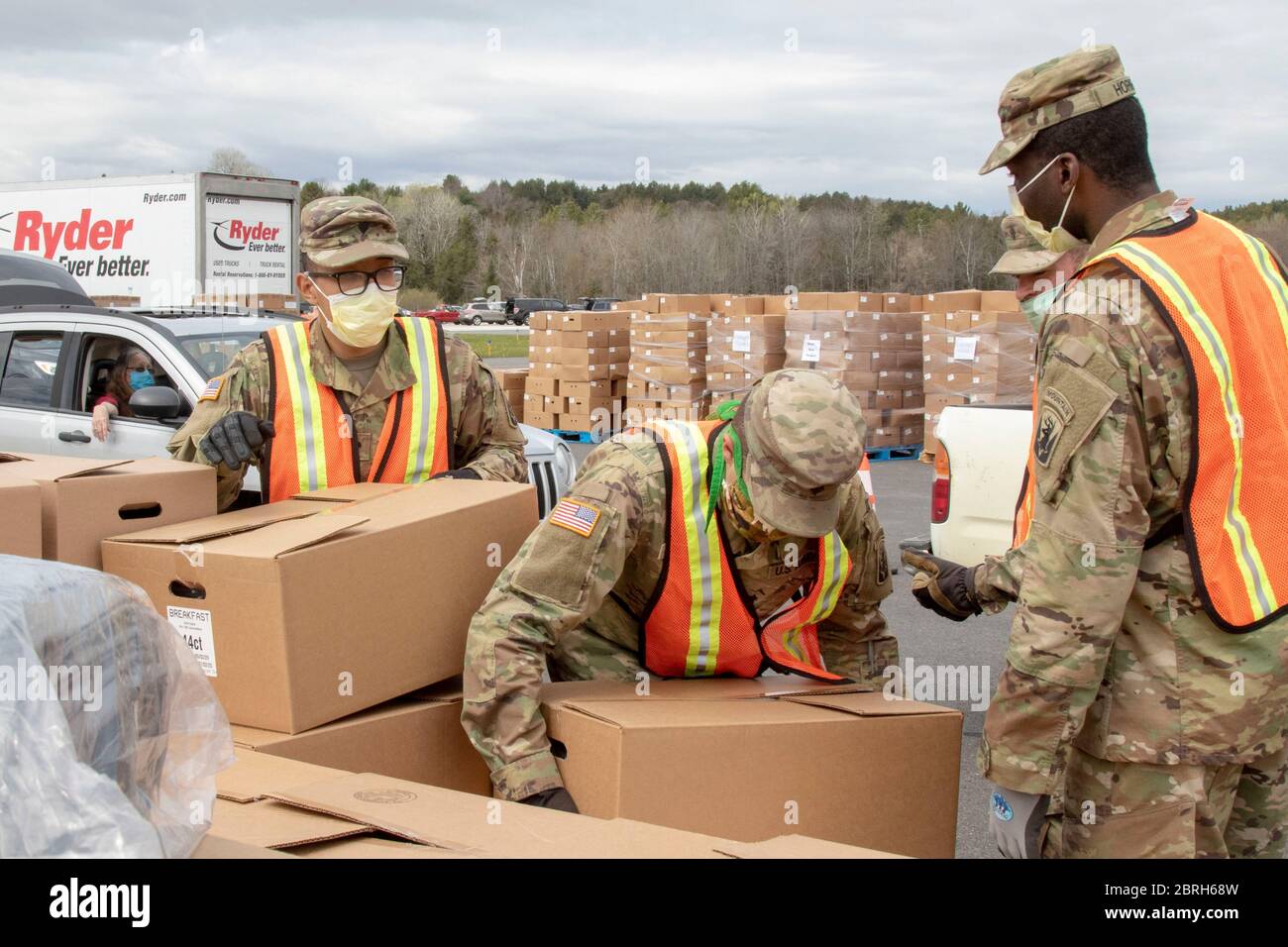 Soldaten der Vermont National Guard laden Lebensmittelkisten für die Unterstützung von Familien als Reaktion auf COVID-19, die Coronavirus-Pandemie für das Vermont Food Bank Farmers to Families Programm 19. Mai 2020 in Berlin, Vermont. Stockfoto