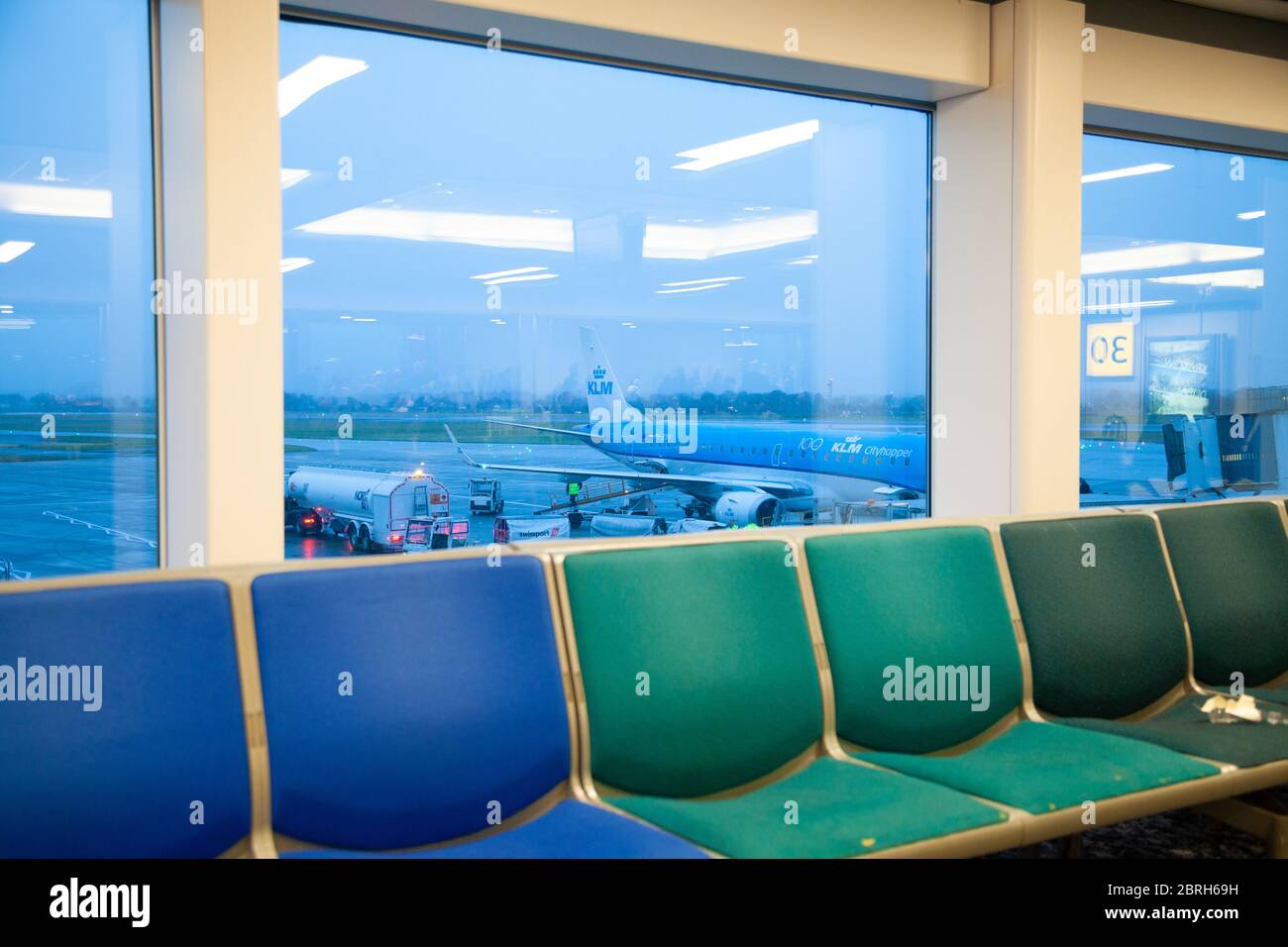 Eine Reihe von Flughafenplätzen mit einem Flugzeug im Backgorund Stockfoto