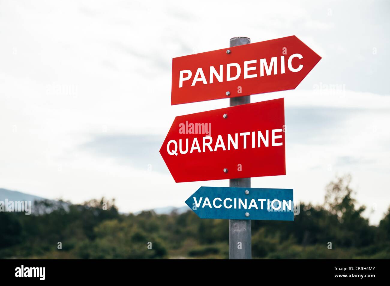Warnschilder für Pandemie, Quarantäne, Impfung. Social Media Kampagne zur Prävention von Coronavirus. Soziale Distanz retten Leben Konzept Stockfoto