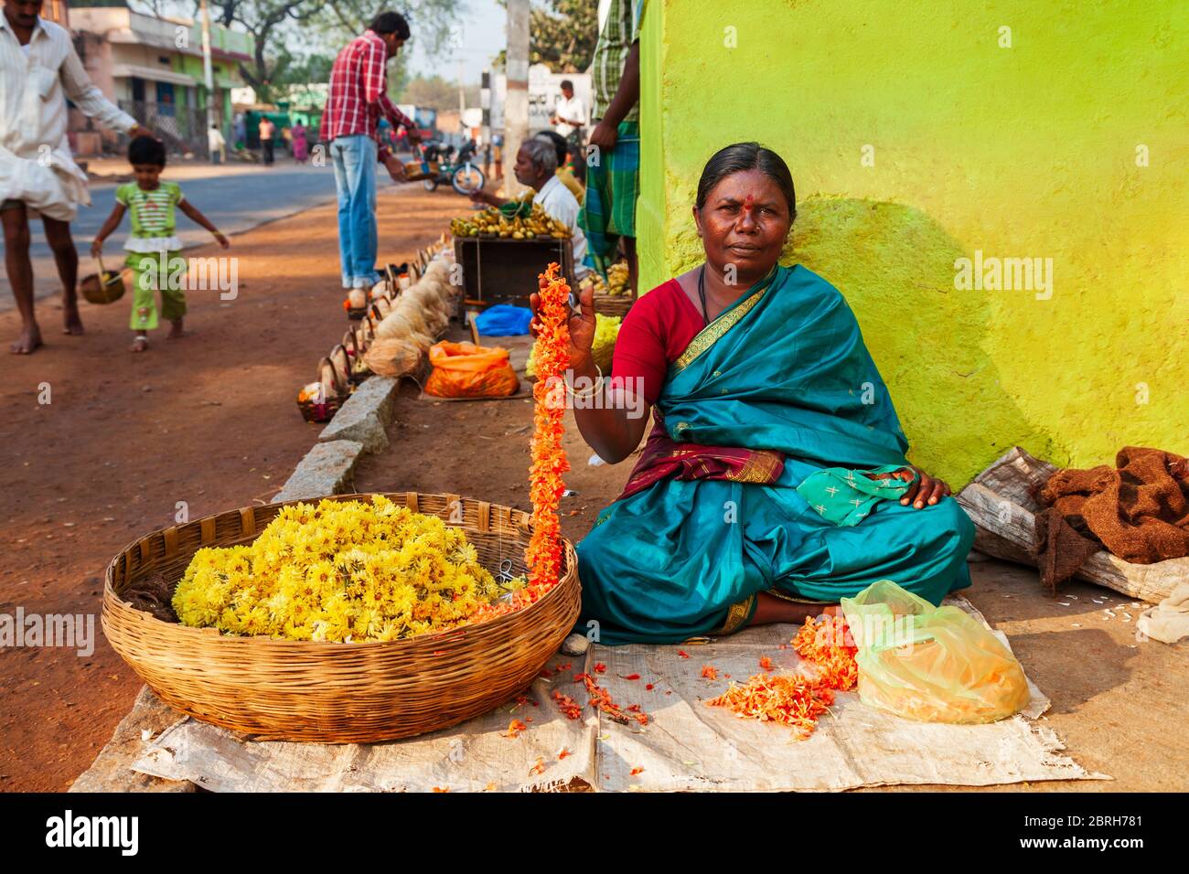 HAMPI, INDIEN - 21. FEBRUAR 2012: Unbekannte Frau, die Blumenangebote für Puja in Delhi, Indien verkauft Stockfoto
