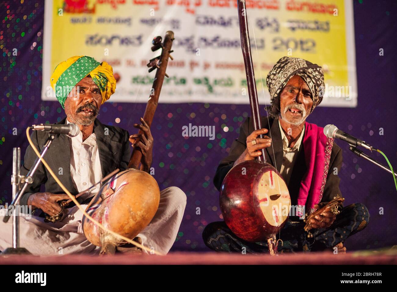 HAMPI, INDIEN - 20. FEBRUAR 2012: Unbekannter Musiker spielen traditionelle indische Musik in Hampi in Indien im Holi Festival Stockfoto