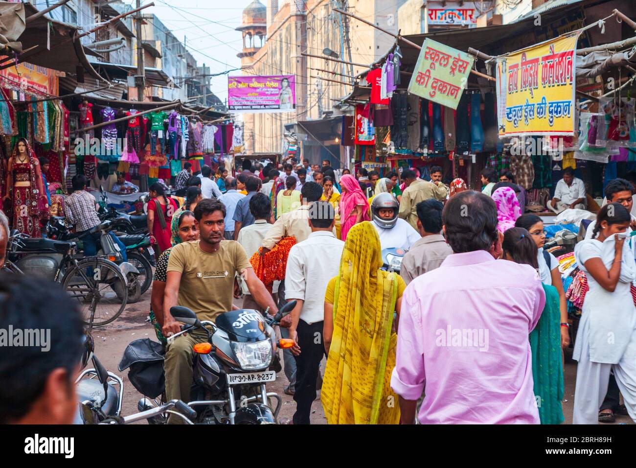 AGRA, INDIEN - 10. APRIL 2012: Viele Menschen auf der Straße in Agra Stadt, Uttar Pradesh Staat von Indien Stockfoto