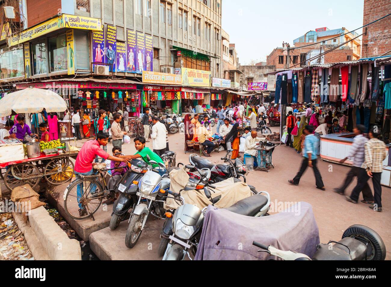 AGRA, INDIEN - 10. APRIL 2012: Marktstraße in Agra Stadt, Uttar Pradesh Zustand von Indien Stockfoto