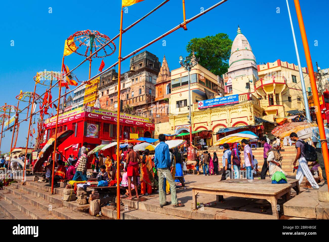 VARANASI, INDIEN - 12. APRIL 2012: Shiva Tempel ist in am Ganges Fluß in Varanasi Stadt, Uttar Pradesh Zustand, Nordindien gelegen Stockfoto