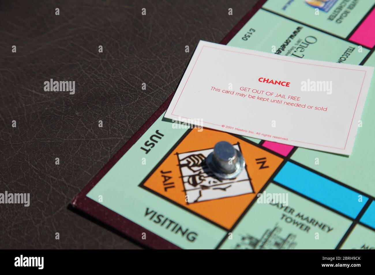 Holen Sie sich aus dem Gefängnis kostenlose Karte in Just Visiting Square, Hasbro Monopoly Essex Edition Brettspiel, Chance Card, Nahaufnahme Stockfoto