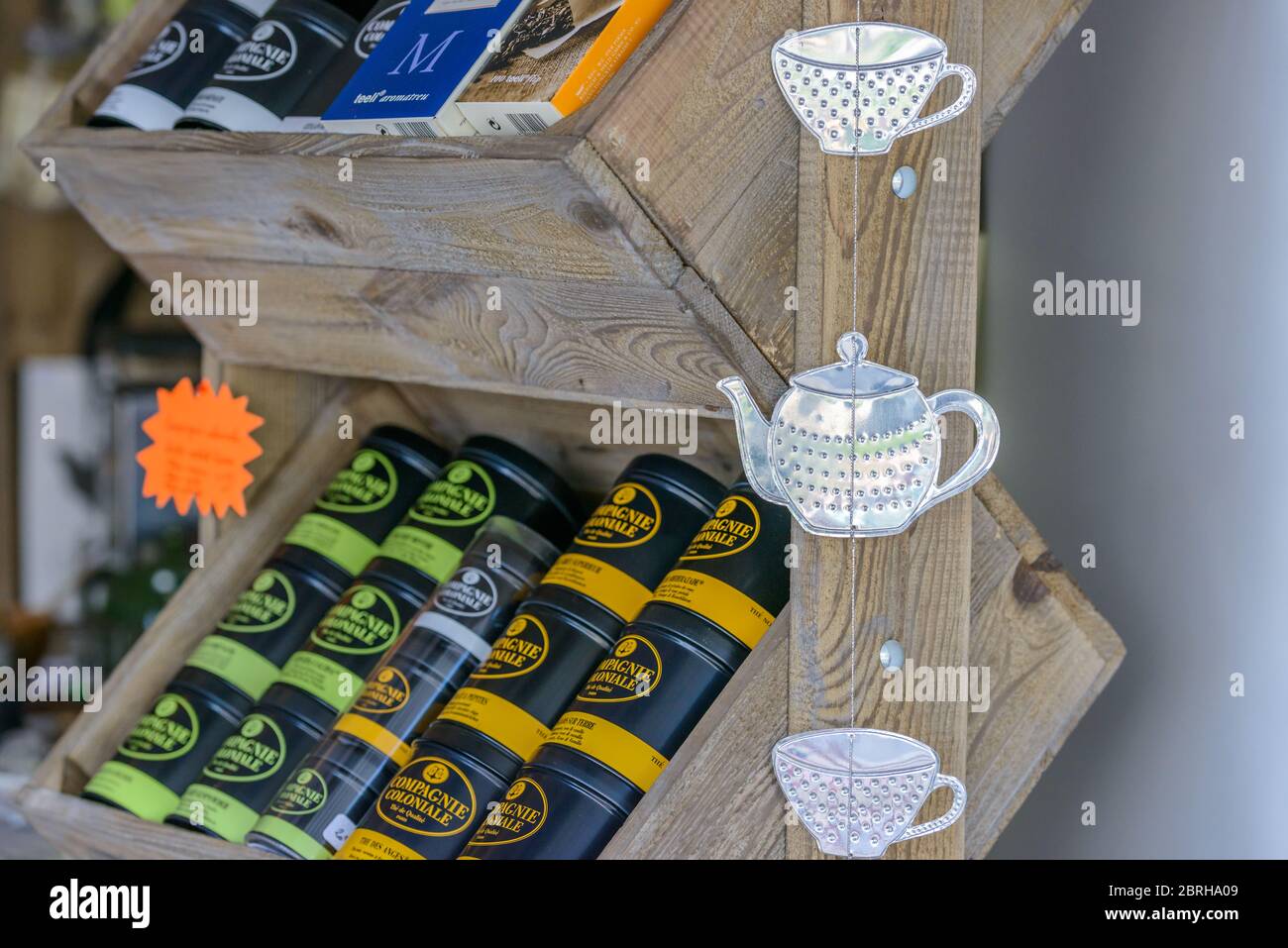 Saint-Palais-sur-Mer, Frankreich: Dosen und Kisten Tee und Kaffee auf Holzregalen in einem kleinen Fachgeschäft im Stadtzentrum gestapelt. Stockfoto