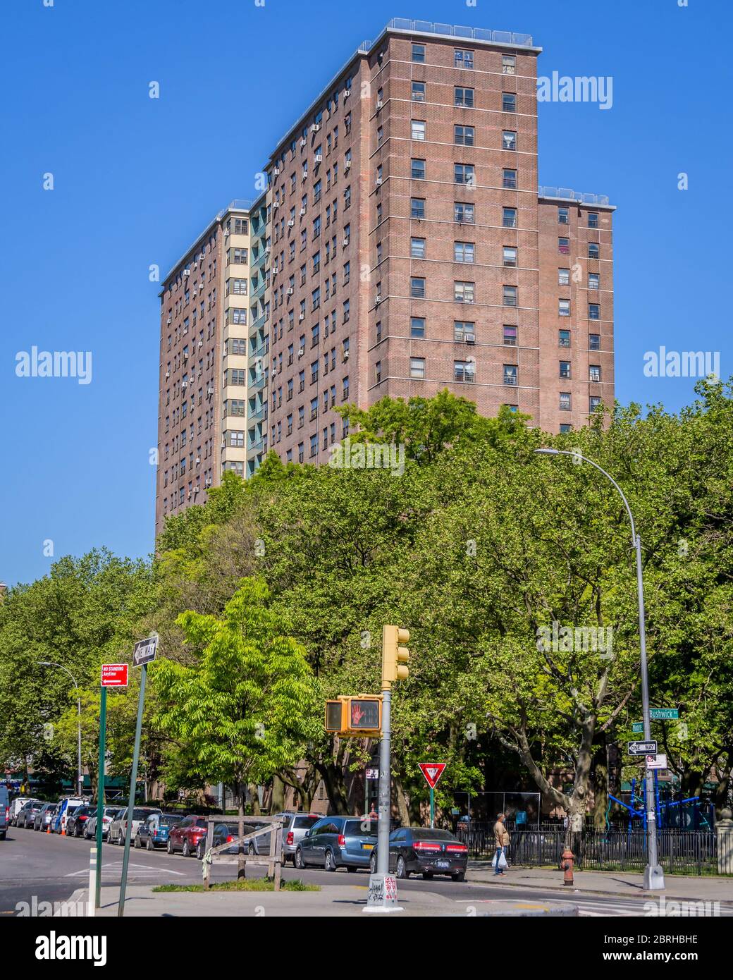 Bushwick Houses, ein von NYCHA betriebenes Wohnprojekt in Brooklyn. Die Sterberate von COVID-19 berichtet, an New York City Housing Authority (NYCHA) Komplexen ist mehr als doppelt so hoch wie in New York City, die Daten, Die COVID-19 Fälle und Todesfälle in jedem NYCHA Komplex umfasst, wurde von Bürgermeister Bill de Blasios Büro fast drei Monate nach dem Virus in Manhattan freigegeben. (Foto von Erik McGregor/Sipa USA) Stockfoto