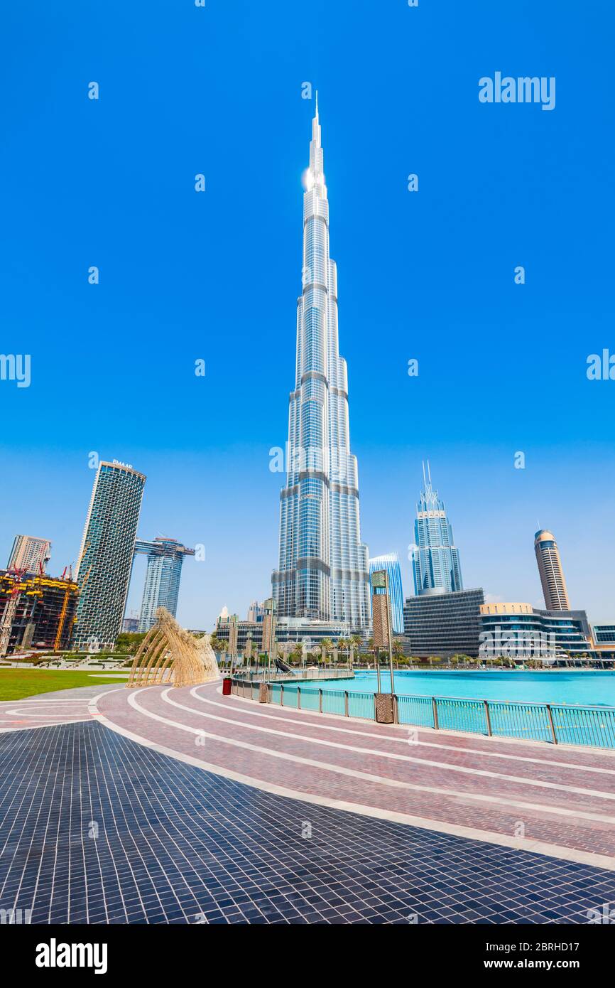 DUBAI, VAE - 26. FEBRUAR 2019: Promenade in der Nähe des Burj Khalifa Tower und das Einkaufszentrum Dubai Mall in Dubai City in Vereinigte Arabische Emirate Stockfoto
