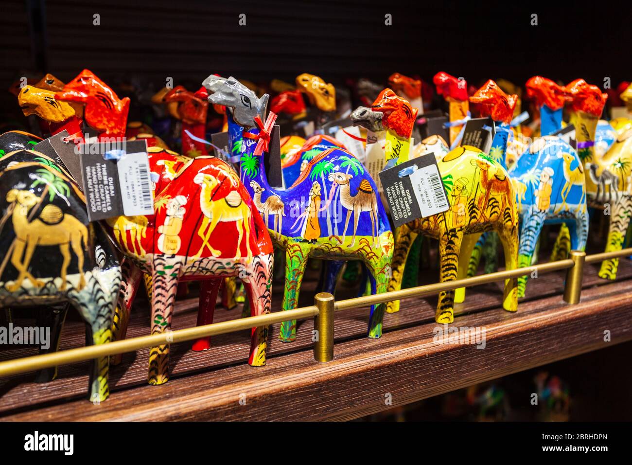 DUBAI, VAE - MÄRZ 02, 2019: Camel Spielzeug Souvenir in den Duty Free Zone in den Internationalen Flughafen von Dubai in den VEREINIGTEN ARABISCHEN EMIRATEN Stockfoto